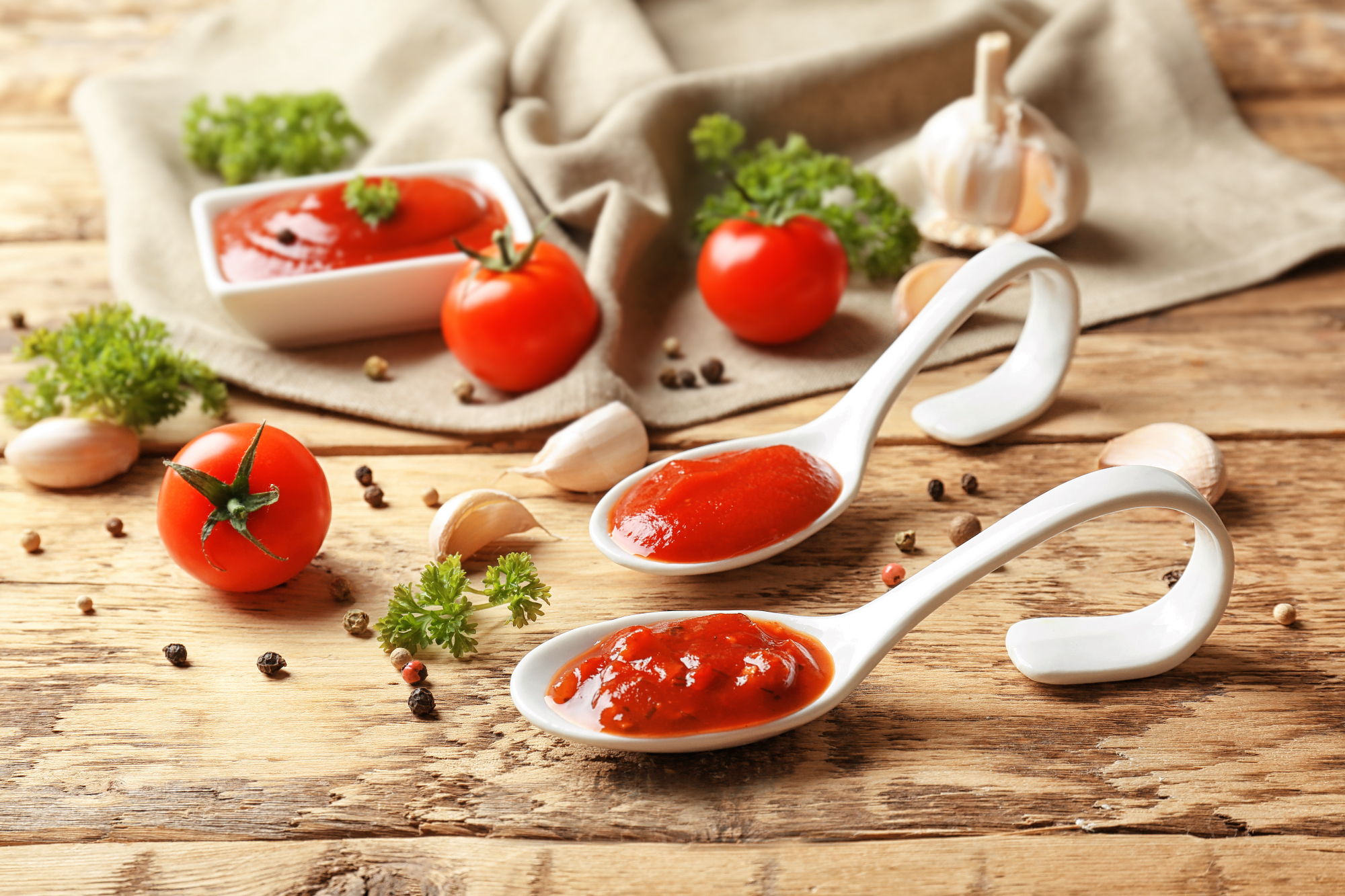 Paradižnikova omaka paše k marsičemu in hkrati je zelo dobra